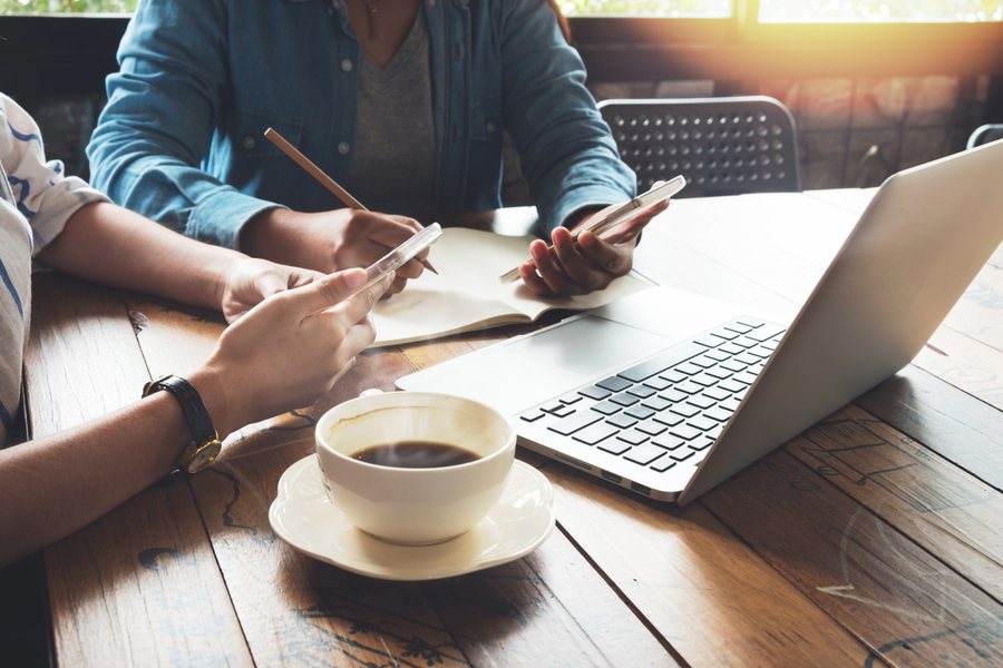 Échange de travail entre un client et un développeur autour d'un ordinateur portable